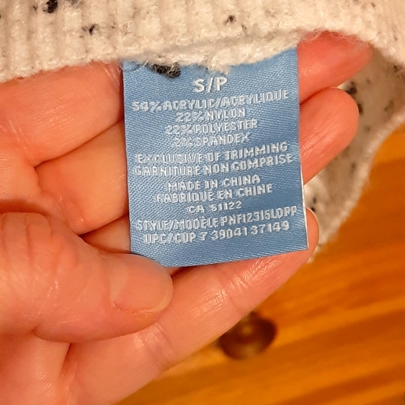 Wintery Long Sleeve Sweater - Picture 9 of 11